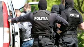 Trei cetateni albanezi, banuiti de trafic international de droguri de risc, prinsi cu focuri de arma de politistii Capitalei