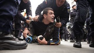 Seful pazei si protectiei din Jandarmerie ar fi responsabil pentru violentele de la mitingul unionist din Piata Universitatii! Mihai Cristian are trei case si un salariu lunar de 5400 de lei