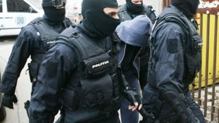 Reţea de proxeneţi din Craiova, destructurată de ofiţerii de Crimă Organizată. Trei persoane au fost arestate preventiv