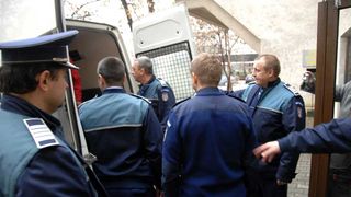 Douăzeci şi opt de poliţişti moldoveni, reţinuţi pentru corupţie la o reuniune la sediul Ministerului de Interne