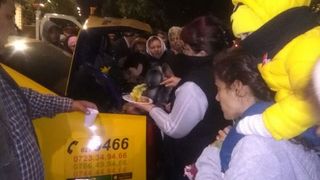 30.000 de credincioşi, la moaştele Sf. Dumitru în Dealul Patriarhiei. Un taximetrist a împărţit 500 de sarmale