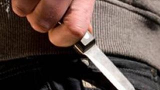 Altercatie intr-un liceu din Ramnicu Valcea. Un elev de 16 ani a fost taiat la gat cu un briceag de catre un coleg, pe holul scolii