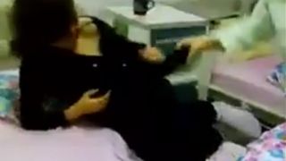 Imagini revoltatoare intr-un spital din Timisoara! O pacienta este batuta in salonul institutiei de o alta femeie si nimeni nu intervine