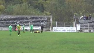 Teren de fotbal, tranformat in ring de lupta, la Valcea. Doua echipe din liga a patra s-au luat la bataie. Care a fost motivul
