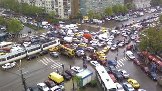 Trafic sau junglă? Sute de bucuresteni incalca regulile de circulatie in fiecare zi. Nici amenzile nu ii sperie! Imagini revoltatoare