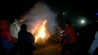 Zeci de localnici, turişti şi copii din satul Şirnea au aprins aseara focul lui Sumedru. Traditia care anunta finalul anului agricol se respecta de sute de ani