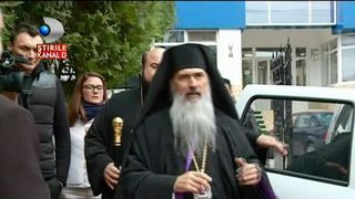 Cercetat de DNA, IPS Teodosie este tratat regeste de enoriasi. I-au pus covor rosu de Sf. Dumitru