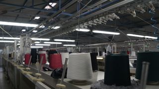 Hainele realizate intr-o fabrica dintr-un mic orasel din Dambovita ajung in magazinele de lux din Europa. Printre clientii fabricii de tricotaje de la Titu se numara si Valentino sau Prada