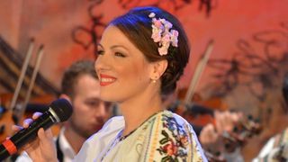 Ea este cantareata de muzica populara care se ocupa de anticoruptie in ministerul lui Liviu Dragnea! Ioana Ardelean a pozat pentru un pictorial atipic