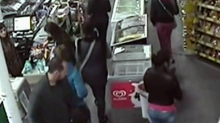 Sapte hoti au dat spargerea intr-un magazin din Timisoara. Au indesat aproape toata ciocolata in geci si au plecat fara sa plateasca