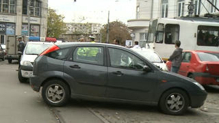 Haos in Capitala. O soferita a blocat zece tramvaie dupa ce si-a parcat masina in mijlocul strazii