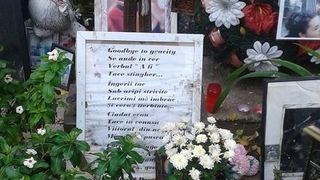 Un an de la tragedia din Colectiv: "Mai ţine cineva minte că &icirc;n Rom&acirc;nia corupţia ucide?" Fotografiile celor 64 de tineri morţi &icirc;n incendiu luminează Piaţa Bucur