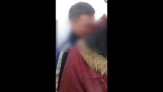 Scene cumplite intr-o scoala din Slatina. Mai multi elevi isi umilesc in ultimul hal un coleg. Il lovesc cu brutalitate si il mazgalesc cu pixul in frunte
