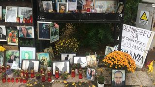 Un an de la Colectiv! Ce se intampla in acest moment in fata fostei fabrici Pionierul! Imagini "cu dedicatie" pentru guvernanti si autoritati locale!