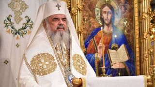 Vicepremierul Vasile D&icirc;ncu si seful SRI, Eduard Hellvig, decorati de Patriarhul Daniel