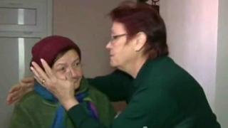 O batranica de 78 de ani a ajuns sa doarma pe scara blocului, dupa ce a ramas fara apartament. Bunica Aurelia ingheata de frig si sta nemancata cu zilele