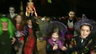 Petrecere de Halloween in spatele blocului, la Galati. Locatarii marturisesc ca a fost cea mai frumoasa noapte
