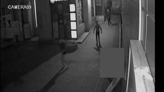 Doi baieti si o fata au atacat un barbat, pe o strada din Cluj Napoca. Toti polititsii ii cauta pe cei trei tineri