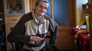 Un sibian cu ambele picioare amputate a fost afacerist de succes! Acum, firma sa e in faliment iar el locuieste in depozitul in care tinea marfa! “Cu cat cazi mai de sus, cu atat e mai rau”