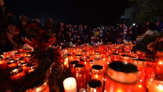 Ministrii Vlad Voiculescu si Violeta Alexandru, precum si purtatorul de cuvant al premierului, au mers la Colectiv