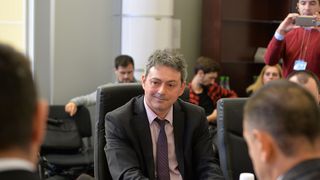 Directorul TAROM a imprumutat diverse persoane, doar intr-un an, cu 300.000 de euro! E proprietarul a 12 terenuri si are un salariu de 10.000 de euro! El trebuie sa scoata compania din faliment