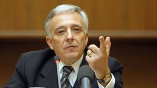 Mugur Isarescu are o fiica, Lacramioara, si un baiat, Costin