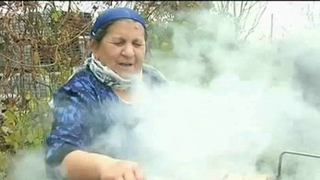 Sarbatoare mare in randul romilor din Sibiu. Cu mic, cu mare au incins gratarele si au umplut mesele cu tot felul de bunatati.