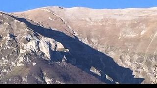 Imaginile care socheaza lumea. Un munte s-a fisurat in urma cutremurului din Italia. Asa ceva nu s-a mai vazut