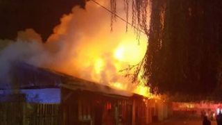 Incendiu intr-o localitate din Bacau. Un magazin a fost cuprins de flacari. Cinci echipaje de pompieri au intervenit