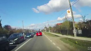 Cortegiu funerar pe DN1A. In urma lui coada de masini se intinde pe mai bine de un kilometru