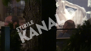 Traian Basescu si-a tinut mana la ureche