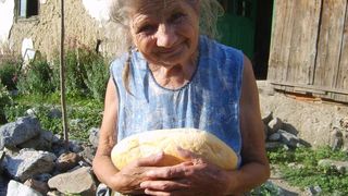 Guvernantii sar in ajutorul oamenilor cu pensii mici. Vor sa le ofere acestora paine gratuit in fiecare zi