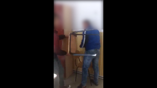 Elevii din Slatina care isi bateau joc de colegul lor de clasa au fost sanctionati. Conducerea a decis scaderea mediei la purtare