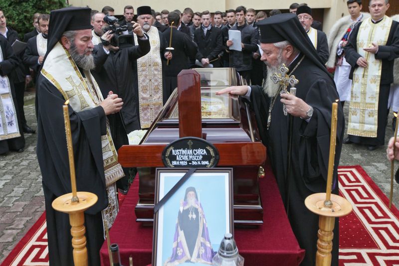 Sicriul are capac de sticla pentru ca toti credinciosii sa vina sa se roage la cel considerat sfant inca din timpul vietii