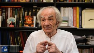 Neurochirurgul Leon Danaila si-a facut statuie in fata casei parintesti, devenita muzeu!