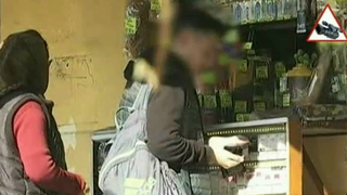 Inconstienta si sfidarea legii. Magazinele de langa scoli si licee vand tigari si alcool minorilor fara nicio jena