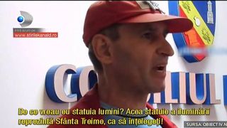 Un fost politist a facut circ la o sedinta de Consiliu Local. Vrea sa i se faca statuie. "Omul luminii" a bagat frica in alesii locali