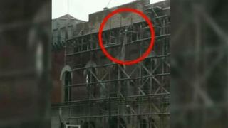 Cel mai frumos muzeu din Timisoara, transformat intr-o ruina! Muncitorii care lucreaza la muzeul Banatului arunca molozul direct in strada