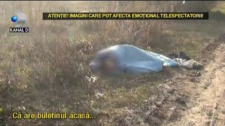 Imagini terifiante. O femeie zace pe marginea unui drum, acoperita cu o plapuma. Raspunsul halucinant dat de ambulanta