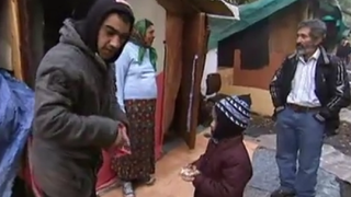 Zeci de rom&acirc;ni trăiesc in conditii mizere, &icirc;ntr-o tabără improvizată &icirc;n centrul Bruxelles-ului: "Mulţumim pentru că ne lăsaţi să stăm aici"