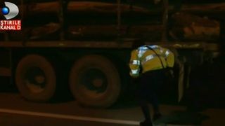 Destin cumplit pentru un barbat in varsta de 55 de ani! Omul si-a gasit sfarsitul sub rotile unui camion incarcat cu lemne. Cum a ajuns sub rotile mastodontului