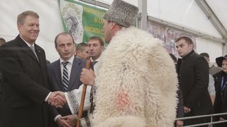 Presedintele Iohannis a participat miercuri la deschiderea targului Indagra, unde l-a botezat pe mielul "Tase"