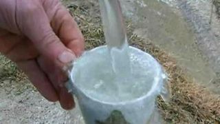 Satul din Romania in care curge apa cu saramura la robinet. Oamenii sunt disperati, autoritatile sustin ca situatia nu e chiar atat de grava