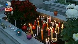 A fost noaptea luminii in cimitirele din Transilvania. Oamenii au mers la mormintele celor dragi, au dus flori si au aprins lumanari.