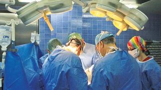 Bebeluş de o lună născut fără buze, nas şi cerul gurii, operat la Spitalul de Copii din Iaşi. "O parte din creier ii atarna in gura". Interventia chirurgicala a fost un succes.