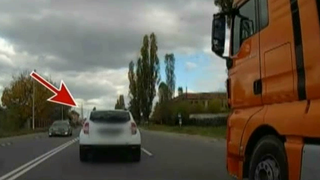 A taiat fata unor soferi care circulau regulamentar, iar apoi i-a somat sa traga pe dreapta, spunand ca este politist