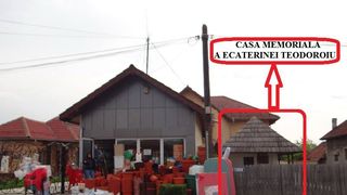 Nepasare! In fata casei memoriale a Ecaterinei Teodororiu se afla un magazin de obiecte din plastic! Casa este &ldquo;acoperita&rdquo; de mese si butoaie din plastic
