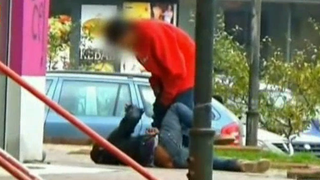 Imagini revoltatoare cu un copil ce este batut fara mila in plina strada, fara ca nimeni sa intervina! Imagini difuzate la Stirile Kanald de la ora 12:30
