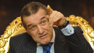 "Ciocul mic vorbiţi la dumneavoastră &icirc;n sufragerie, da?" Un moderator tv i-a inchis telefonul in nas lui Gigi Becali