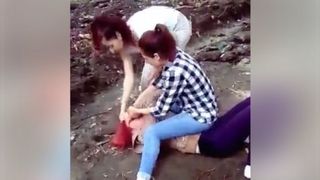 VIDEO. O tanara este batuta cu bestialitate de doua adolescente. Victima este pusa la pamant, lovita si trasa de par. O alta persoana a filmat intreaga scena